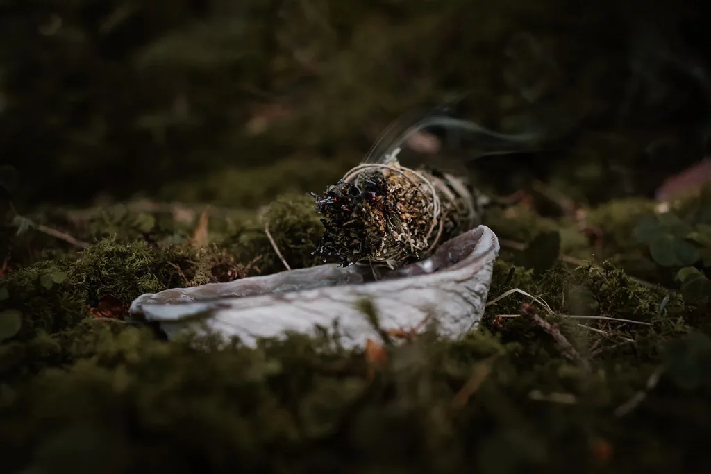 Maja Keppler bei Yoga- und Breathwork-Übungen im Wald