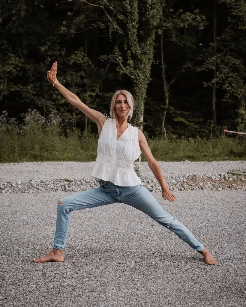 Maja Keppler macht eine Yogapose im Freien in München